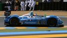 Emmanuel Collard projíždí s vozem Pescarolo-Judd jednu ze zatáček v Le Mans.