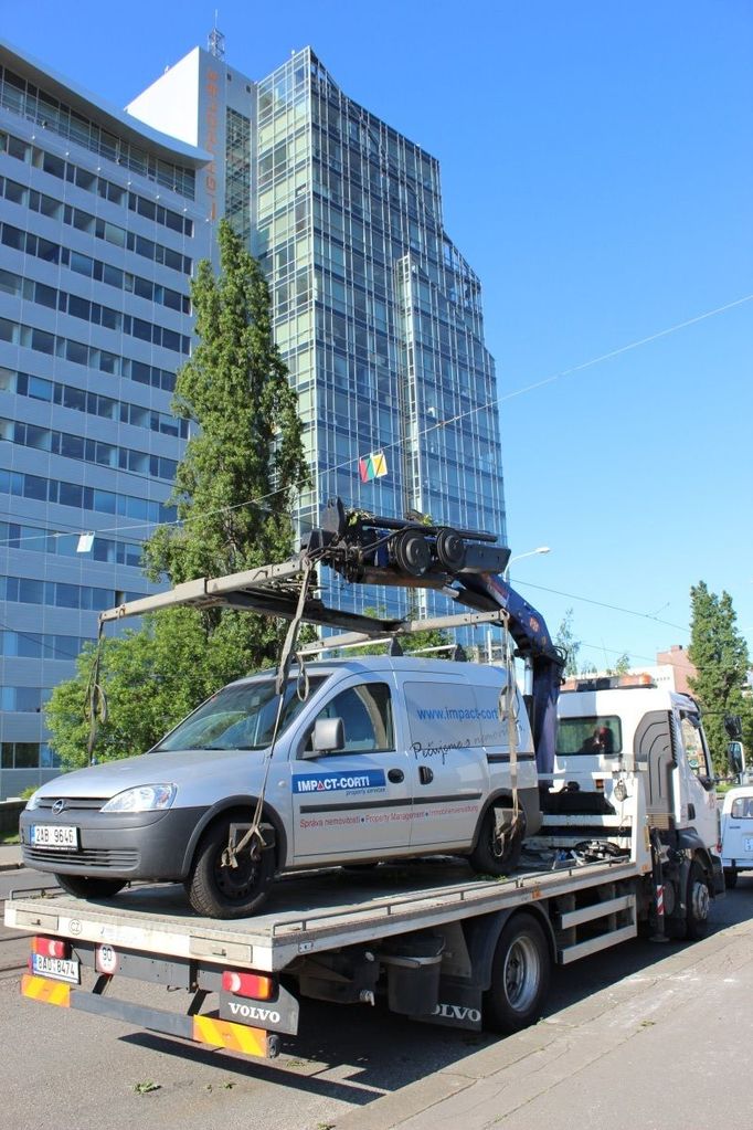 Na mostě parkuje i odtahovka. Auto zjevně vyložit nestihla.