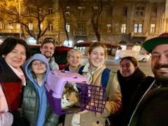 Rodinu s kočkou Musou převezli Honza a Vladimír z hraničního přechodu Záhony do Budapešti.
