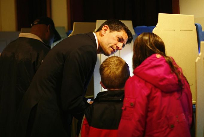 Republikánský kandidát na víceprezidenta Paul Ryan se svou rodinou ve volební místnosti v Janesville. Wisconsin