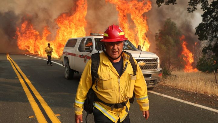 V Los Angeles naměřili téměř 50 stupňů. Obrovské požáry dál decimují Kalifornii