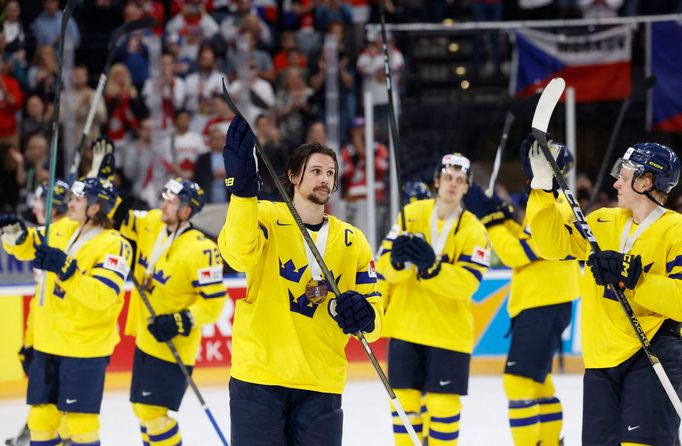 Švédové slaví s bronzovými medailemi po zápase MS 2024 o 3. místo s Kanadou