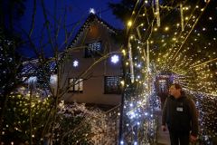 Čech ozdobil svůj dům 55 tisíci světélky. Jezdí se na něj dívat i zahraniční turisté