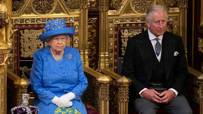 Alžběta II. se svým synem Charlesem v britském parlamentu v roce 2017.