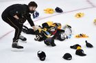 V Bostonu létaly na led čepice. Pastrňákův hattrick pomohl porazit Islanders