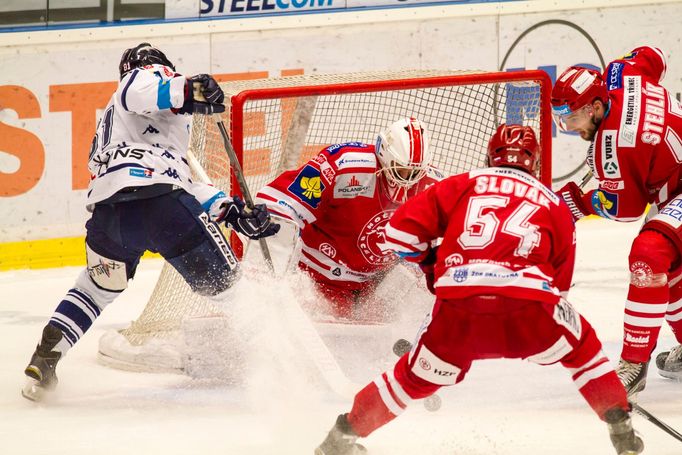 ELH, Vítkovice-Třínec: Petr Kolouch (81) - Peter Hamerlík a Tomáš Slovák (54)