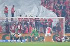 Slavia nakonec udolala Spartu. Nervózní derby rozhodl podezřelým zásahem Oscar