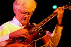 Zemřel slavný jazzový kytarista Larry Coryell, bylo mu 73 let. Den před smrtí ještě koncertoval