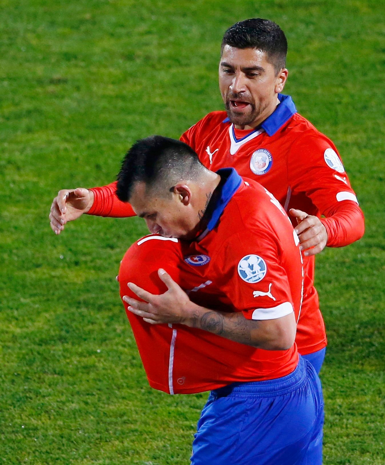 Medel a Pizarro slaví gól Chile