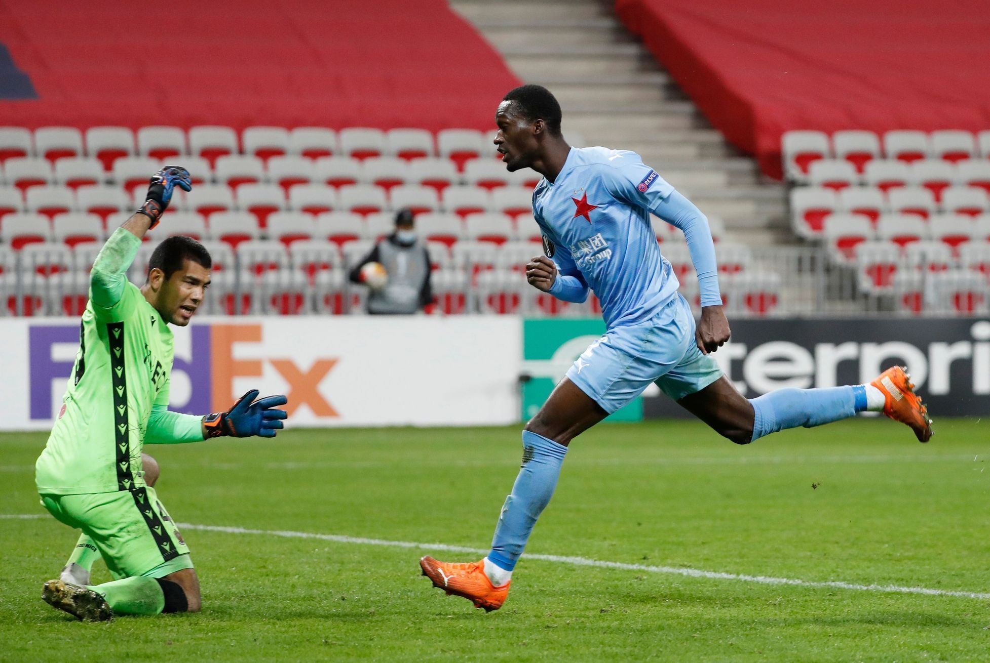 Abdallah Sima dává gól v zápase Evropské ligy Nice - Slavia