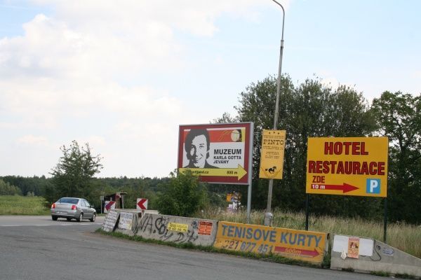 Billboard před Jevany, lákající do Gottlandu