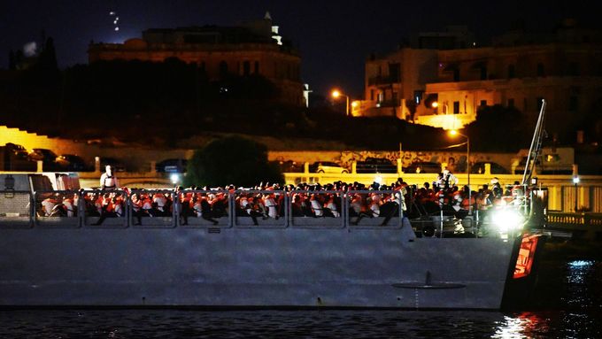 Uprchlíci z lodi Ocean Viking se vylodili na Maltě