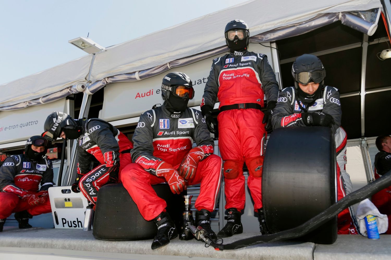 12 hodin v Sebringu 2013: mechanici Audi