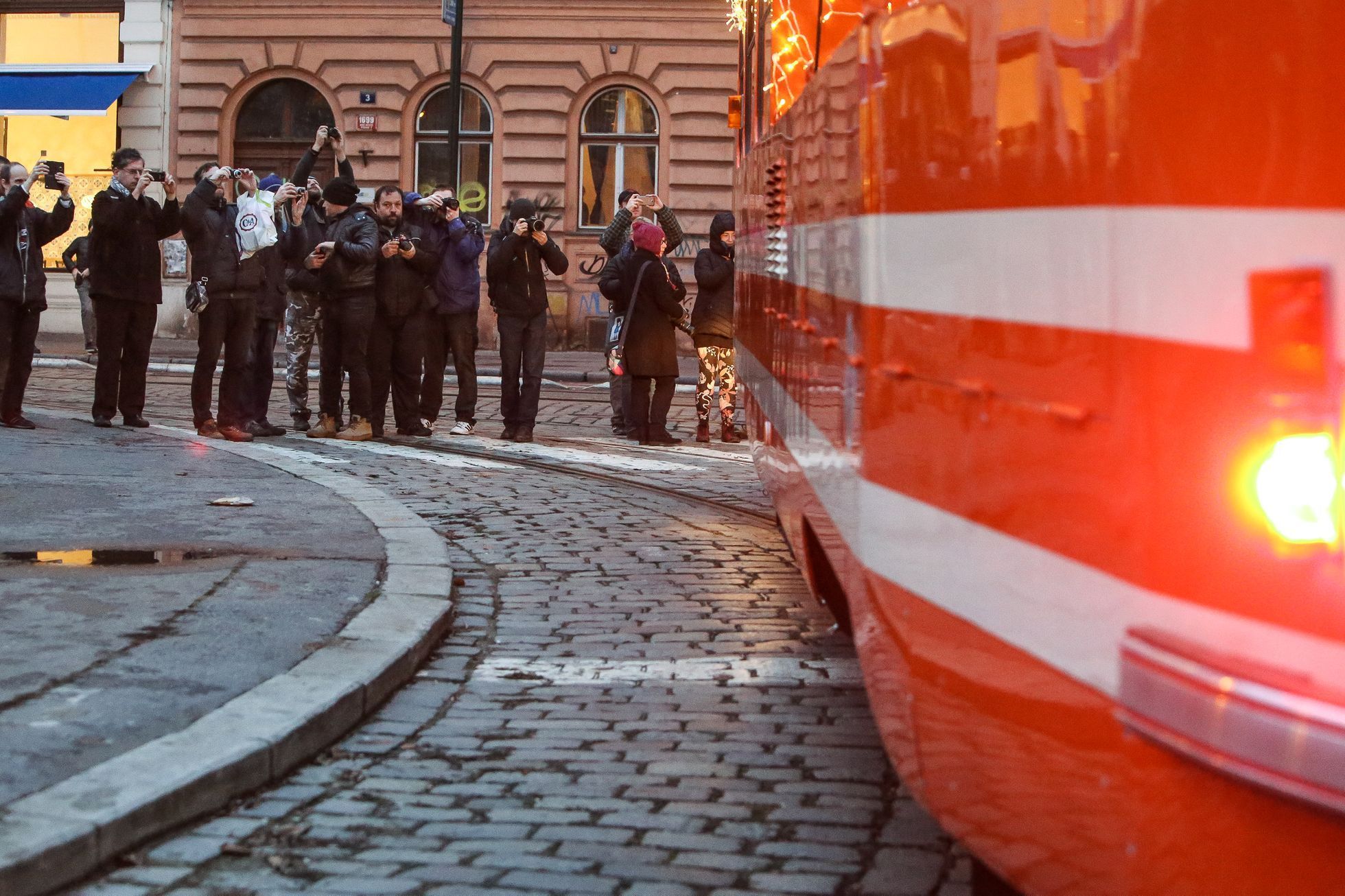 Mazací tramvaj v Praze vánočně svítí a jede, 19.12.2016
