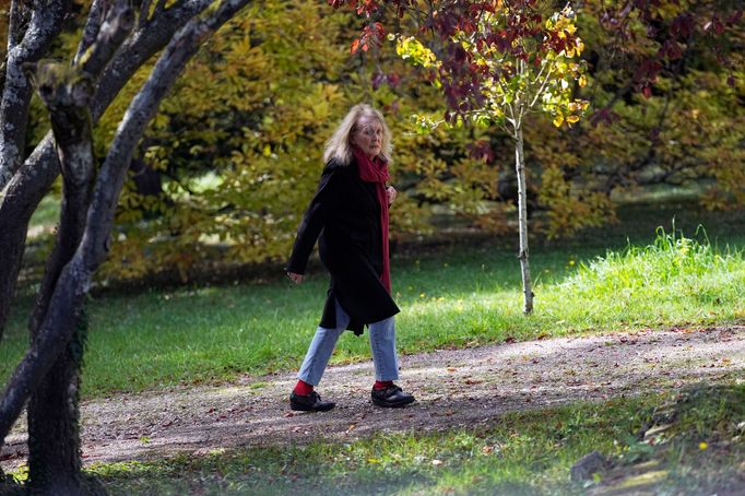 Annie Ernauxová bydlí v obci Cergy-Pontoise u Paříže. Na snímku krátce poté, co se stala laureátkou Nobelovy ceny za literaturu.