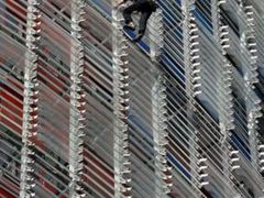 Francouzský horolezec a dobrodruh Alain Robert, přezdívaný Spiderman, proslul výstupem na výškové budovy po celém světě. Včera zdolal 114 metrů vysokou AGBA Tower v Barceloně. V minuosti se vyšplhal i na Eiffelovu věž a Empire State Building.