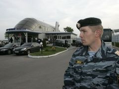 Policista na moskevském letišti Vnukovo.