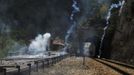 Guardia Civil officers arrive at the scene during clashes with coal miners in Cinera village near Leon, northern Spain June 19, 2012. The miners were protesting against the government's proposal to decrease funding for coal production. REUTERS/Eloy Alonso (SPAIN - Tags: BUSINESS EMPLOYMENT CIVIL UNREST POLITICS) Published: Čer. 19, 2012, 3:22 odp.