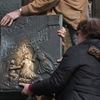 Reliéfy z Karlova mostu letí do Šanghaje