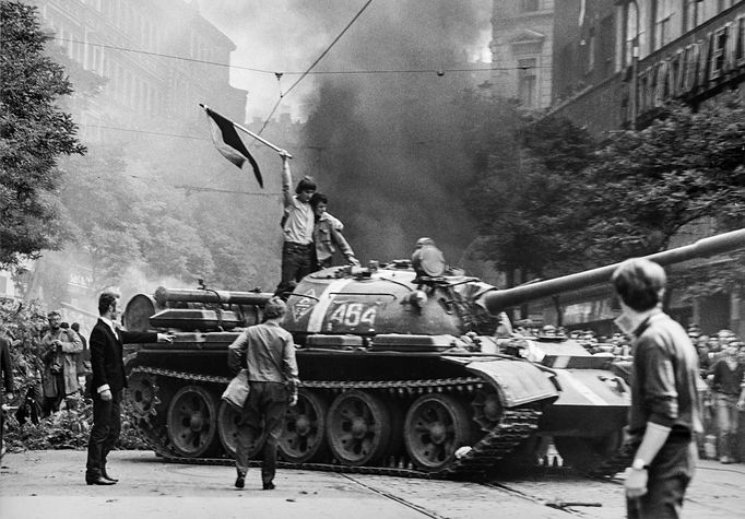 Snímek fotografa Karla Bucháčka, který pořídil v Praze během srpnové invaze vojsk Varšavské smlouvy do Československa v roce 1968.