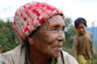 Ženy z Čjinského státu. Čjinský stát, turistům otevřený teprve před několika málo lety, leží na západě Barmy u hranic s Indií. Vesnice tu jsou roztroušené ve vysokých a strmých horách a v hlubokých údolích.