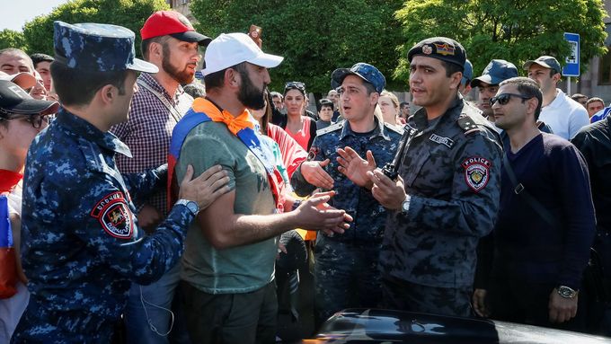Protesty v Arménii poté, co opoziční vůdce Nikol Pašinjan nebyl zvolen premiérem.