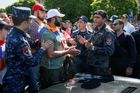 Demonstranti ochromili Jerevan. Tisíce lidí blokují silnice, policie posílila hlídky