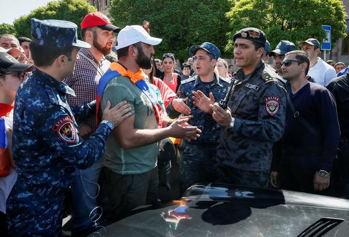 Protesty v Arménii poté, co opoziční vůdce Nikol Pašinjan nebyl zvolen premiérem.