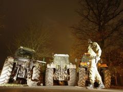 Dvě možné příjezdové cesty do Gorlebenu zablokovali zemědělci pomocí 40 traktorů