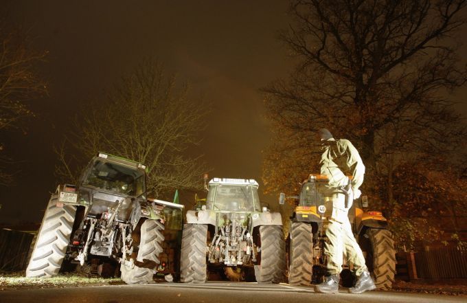 Dvě možné příjezdové cesty do Gorlebenu zablokovali zemědělci pomocí 40 traktorů