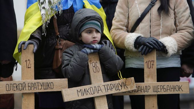 Rok po krvavých střetech na Majdanu. Dřevěné kříže na vzpomínkové akci v Praze.