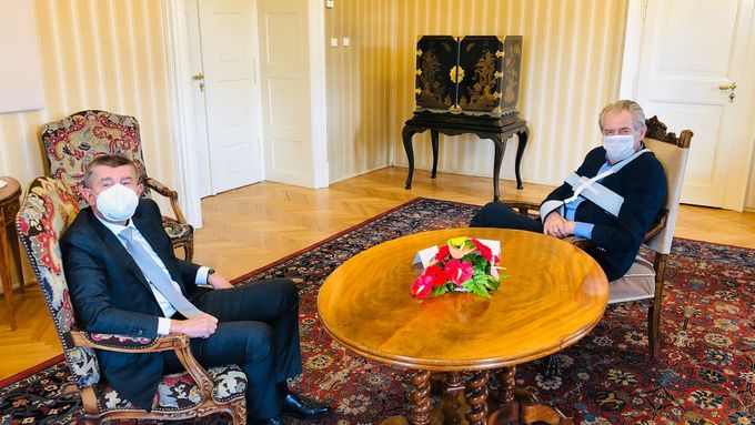 Premiér Andrej Babiš odevzdal prezidentovi při jednání v Lánech žádost o odvolání ministra zdravotnictví Romana Prymuly.