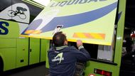 Mechanik Liquigasu zavírá dveře u kamionu týmu