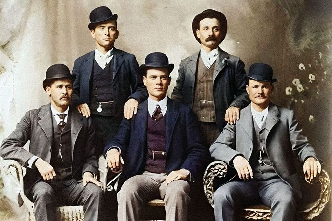 Skupinová fotografie Butche Cassidyho (vpravo) s jeho loupežnickou bandou "Divoká banda", mezi nimiž byl i Sundance Kid (vlevo). Fort Worth, 1901. Kolorovaný snímek.