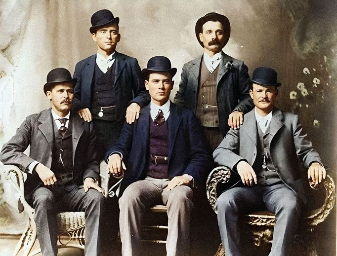 Skupinová fotografie Butche Cassidyho (vpravo) s jeho loupežnickou bandou "Divoká banda", mezi nimiž byl i Sundance Kid (vlevo). Fort Worth, 1901. Kolorovaný snímek.