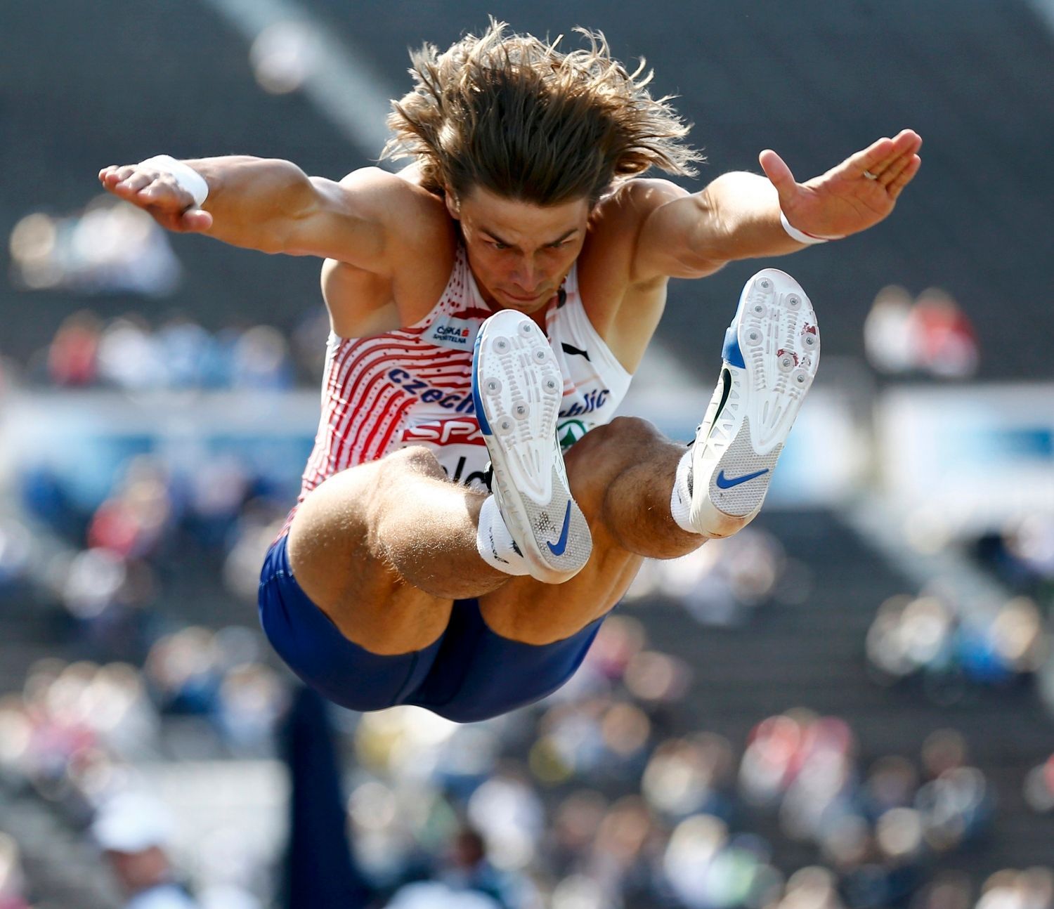 Adam Helcelet skáče do dálky na Mistrovství Evropy v atletice 2012 v Helsinkách.