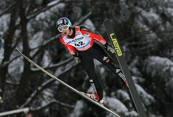 Jakub Janda letí v prvním kole soutěže skokanů na můstku HS 134.