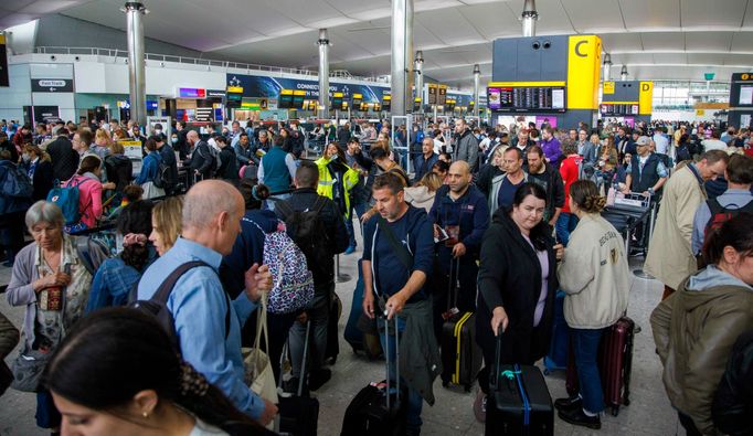 Na největším londýnském letišti Heathrow se kvůli nedostatku personálu a zvýšené poptávce po cestování tvoří dlouhé fronty, snímek z 1. června 2022.