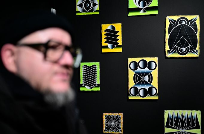 Vladimír Houdek na výstavě svých děl v Museu Kampa.