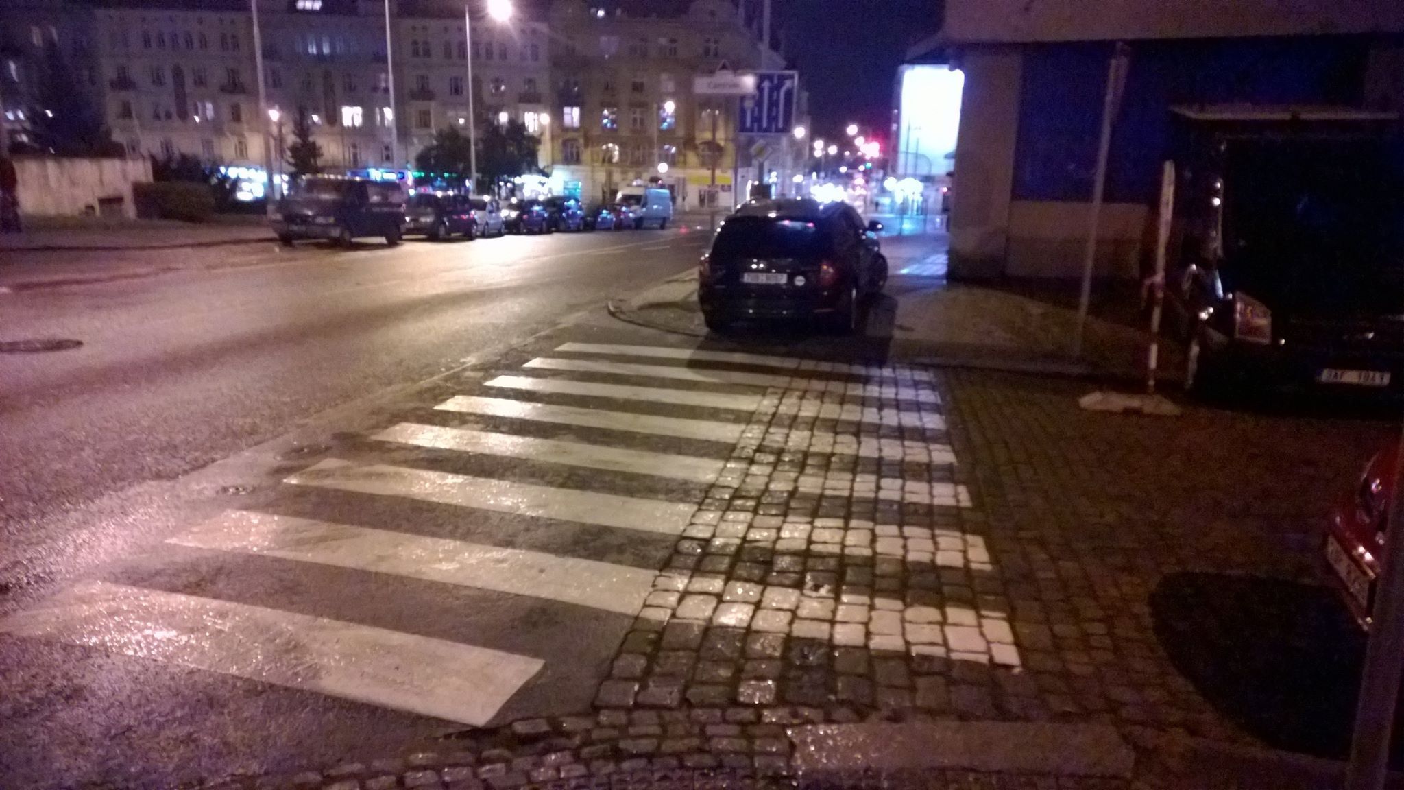 Špatně zaparkované auto poslance Jana Volného