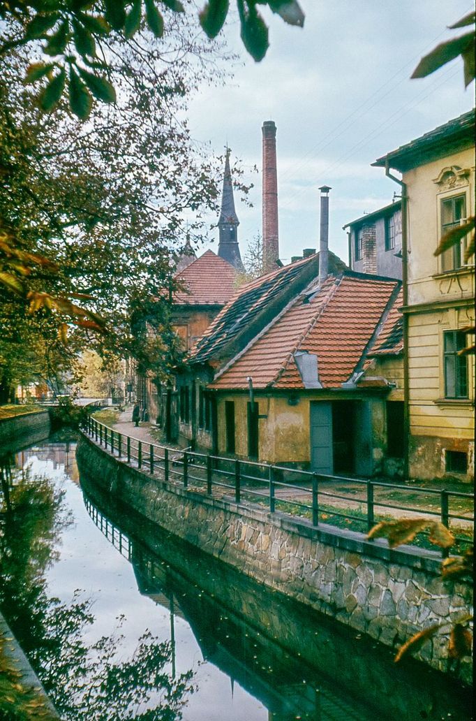 Parní lázně u Mlýnské stoky v roce 1978 ustoupí stavbě Krajské politické školy. Říjen 1964.