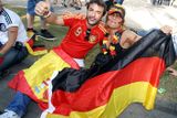 Španělský fanoušek a německá fanynka společně ve fan-zóně v ulicích Vídně.
