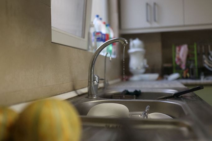 Íránská ekonomika se potýká s kolapsem měny, prudce rostoucí inflací a ochromujícím nedostatkem energie a vody.