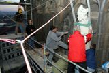 Pískovcová socha svatého Vojtěcha váží asi 1,2 tuny. Její opatrné osazení vyžaduje precizní spolupráci několika lidí.