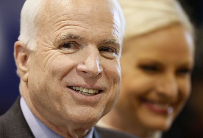 John McCain a jeho manželka Cindy na předvolebním mítinku ve Phoenixu