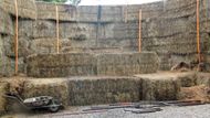 Během nich například vznikalo unikátní ekologické a plně recyklovatelné divadlo ze 130 balíků slámy...