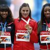 MS v atletice 2013: Zuzana Hejnová (uprostřed) se zlatou medailí, vlevo Dalilah Muhammadová, vpravo Lashinda Demusová