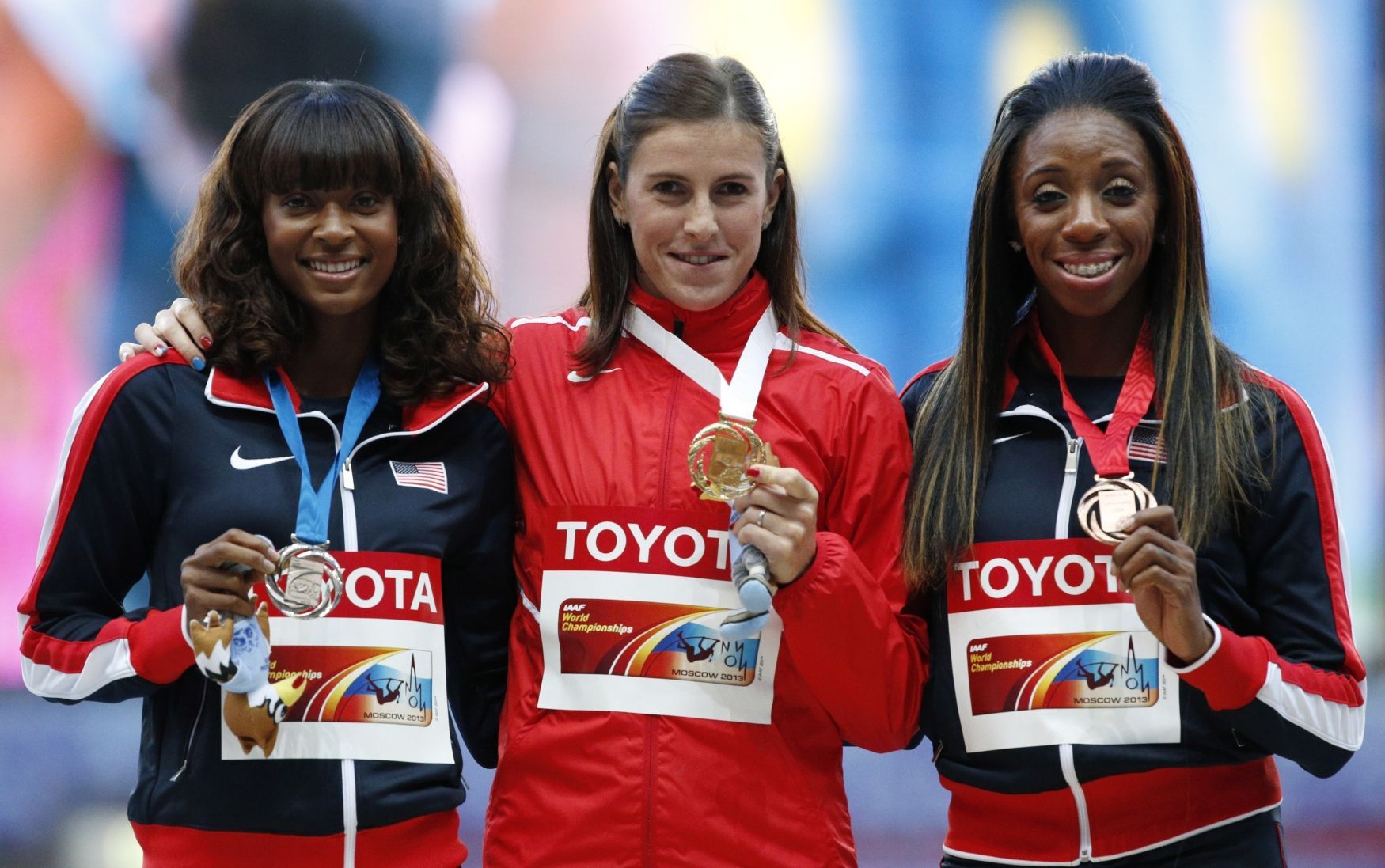 MS v atletice 2013: Zuzana Hejnová (uprostřed) se zlatou medailí, vlevo Dalilah Muhammadová, vpravo Lashinda Demusová