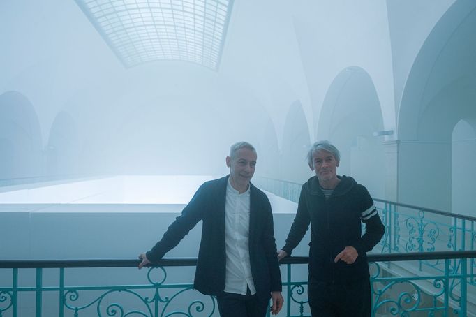 Jan Stolín a Petr Stolín před svým dílem v liberecké galerii.