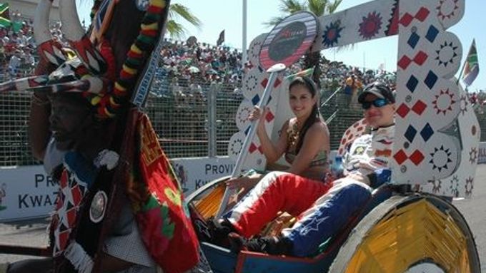 Tomáš Enge jede v doprovodu hostesky na start závodu A1 GP v jihoafrickém Durbanu. V grand prix se mu nedařilo, ani v jedné ze dvou jízd nebodoval.